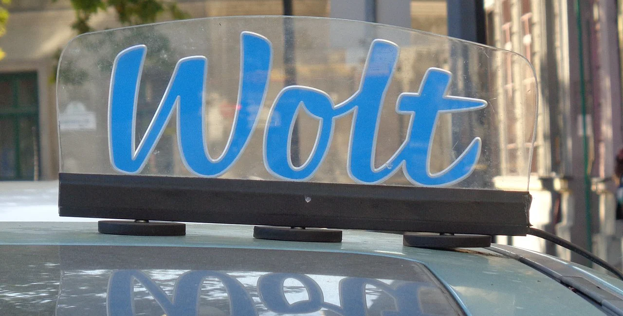 Woplt sign on top of a car. Photo: Wikimedia commons, CC BY SA 4.0