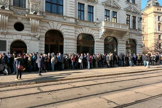 VIDEO OF THE WEEK: Thousands queue up for chance to get new, coveted banknote