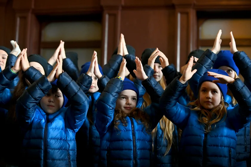 Children gathered at Prague's main train station to pay tribute to individuals and organizations who helped Ukrainian refugees (Twitter.com/