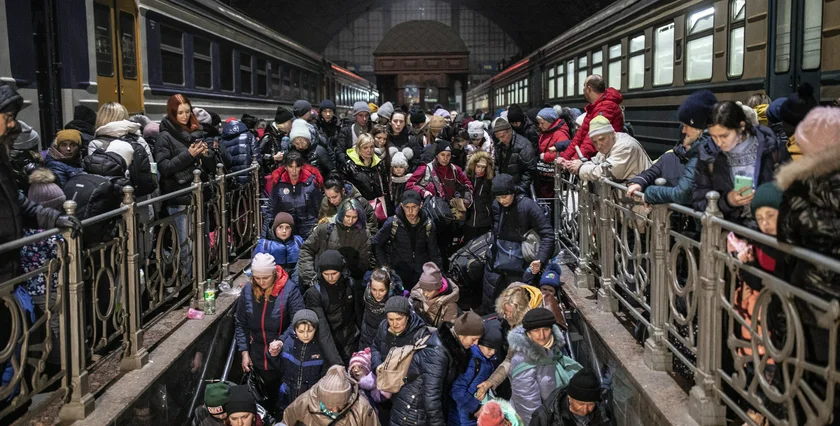 Reportage: Waiting for hte train to safety. Photo: Milan Bureš