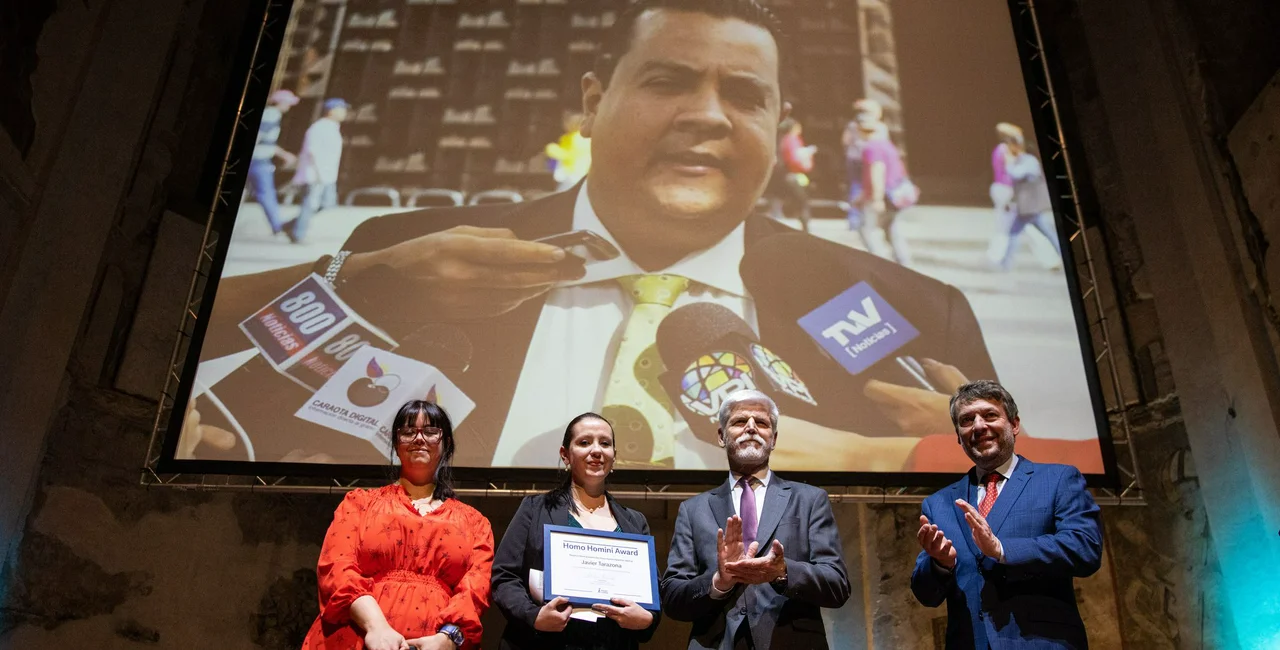 Czech President Petr Pavel presents the Homo Homini Award to a proxy for Javier Tarazona. Official press photo.