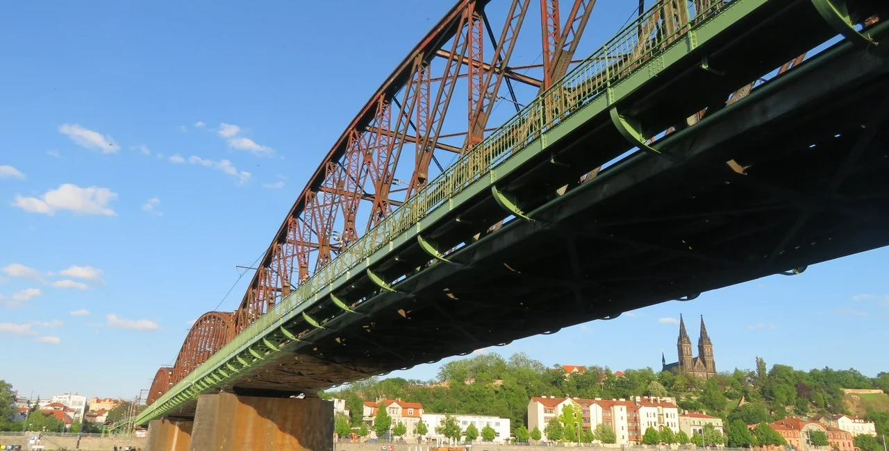 Prague votes to preserve original look of historical railway bridge