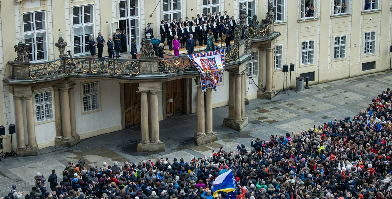 The presidential flag was returned to Prague Castle yesterday. Photo: Facebook / Petr Pavel