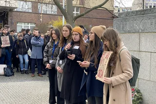 Protesters outside the VŠE main building in Prague's Žižkov call for a dean at the university to resign on March 15. (Source: Twitter.com/@bartkovskym)