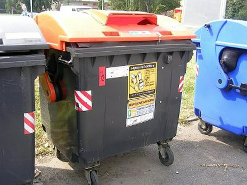 An orange-sticker bin in Prague (Image: Wikimedia Commons)