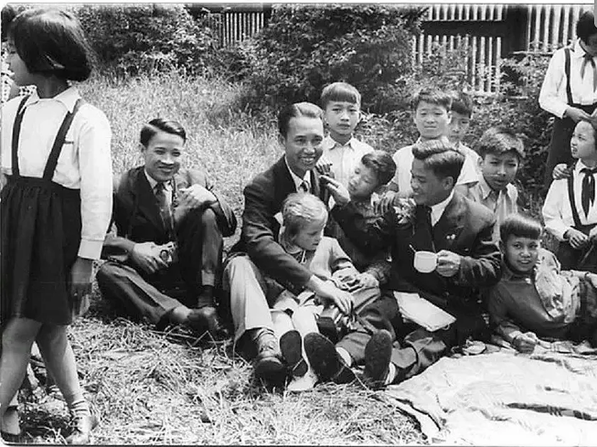 Ho Chi Minh with children in Chrastava in 1957. Photo: Chrastava.cz