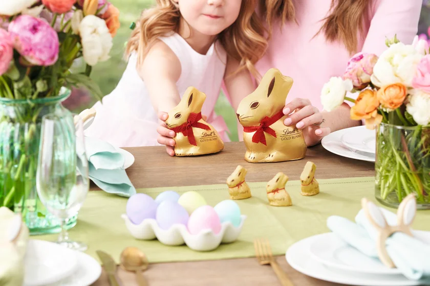 LINDT bunny March2023 PNG Max Res-LNT_BRN_3.5_TBL_GB_MTHR_CHD_PLAY_EASTER_02-120