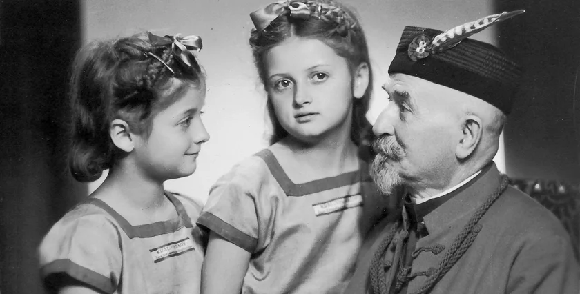 Ludvík Očenášek in his Sokol hat with his nieces. Photo: Očenášek family archives, public domain