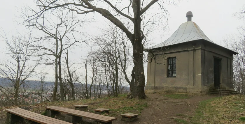 Pavilion covering a well on Hradiště. Photo: Raymond Johnston