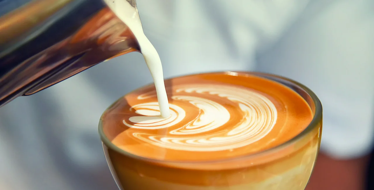 Barista pouring a latte. Photo: iStock / Chaiyaporn1144