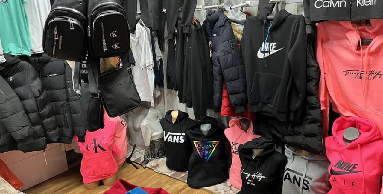 Customs officials seize counterfeit goods worth CZK 5 million from Prague’s Sapa Market