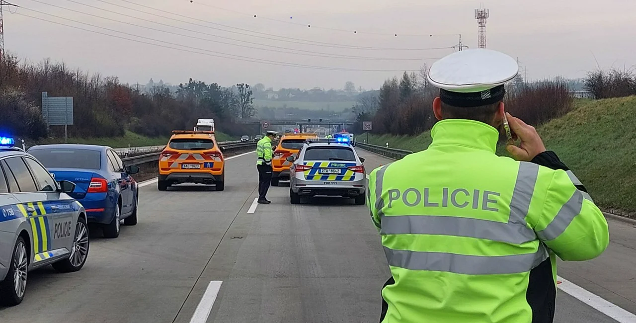 Photo of police documenting the car accidents via Twitter/Policie ČR