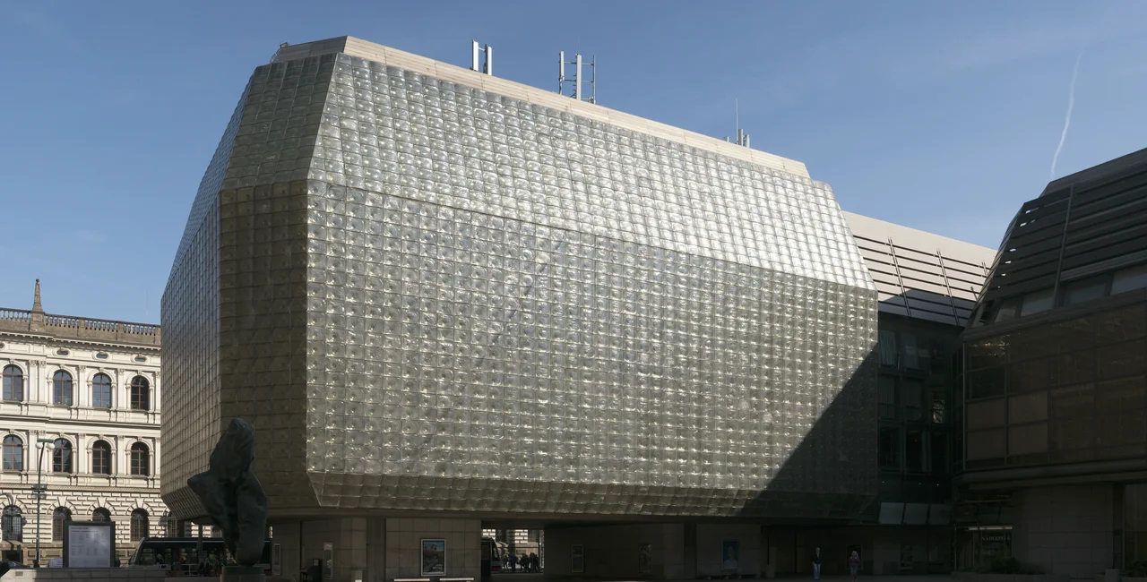 Photo of the New Stage at the National Theatre, Prague: Wikipedia / Thomas Ledl