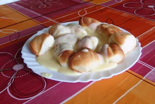 Photo of yeast buns via Wikipedia