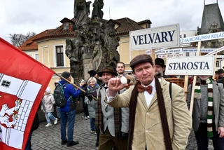 VIDEO OF THE WEEK: See re-enactment of egg-citing medieval legend on Charles Bridge