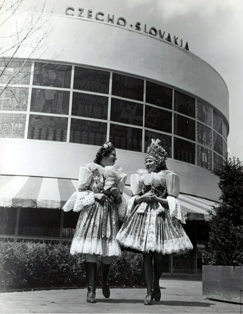Costumed women at the Czecho-Slovak pavilion in New York. Photo: NYPL, pubic domain