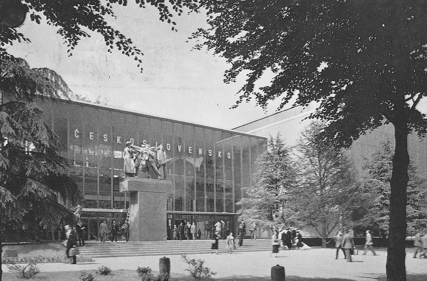 Statue in front of the Czechoslovak pavilion in Brussels in 1958. Photo: Wikimedia commons, CC BY-SA 4.0
