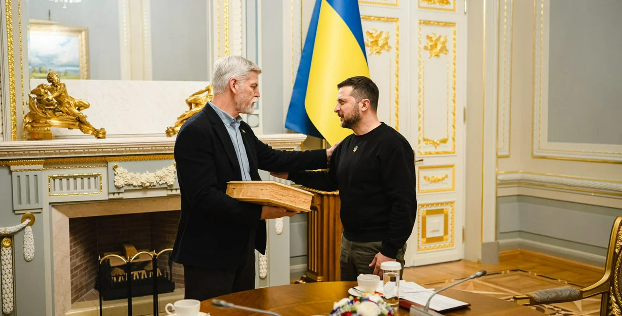 Czech President Petr Pavel gave his Ukrainian counterpart a commemorative gun in late April, it was revealed today. (Image: Facebook.com/