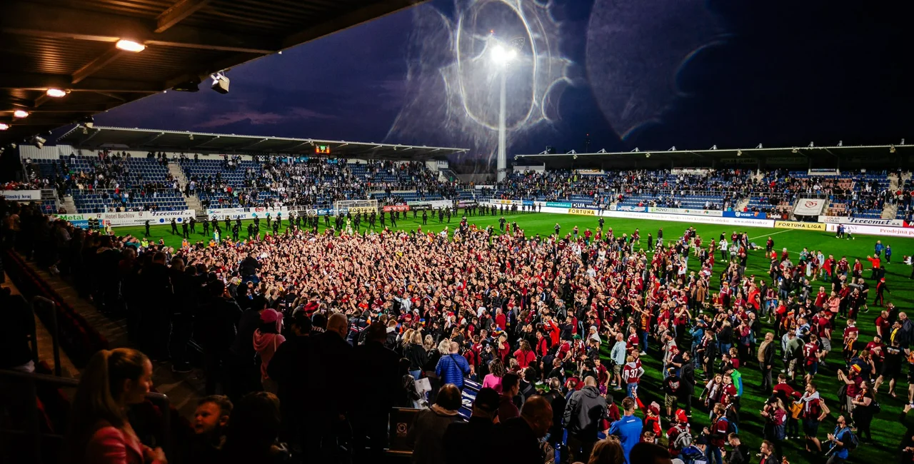 Fans celebrate Sparta Prague's season-winning victory (Photo: Twitter.com/