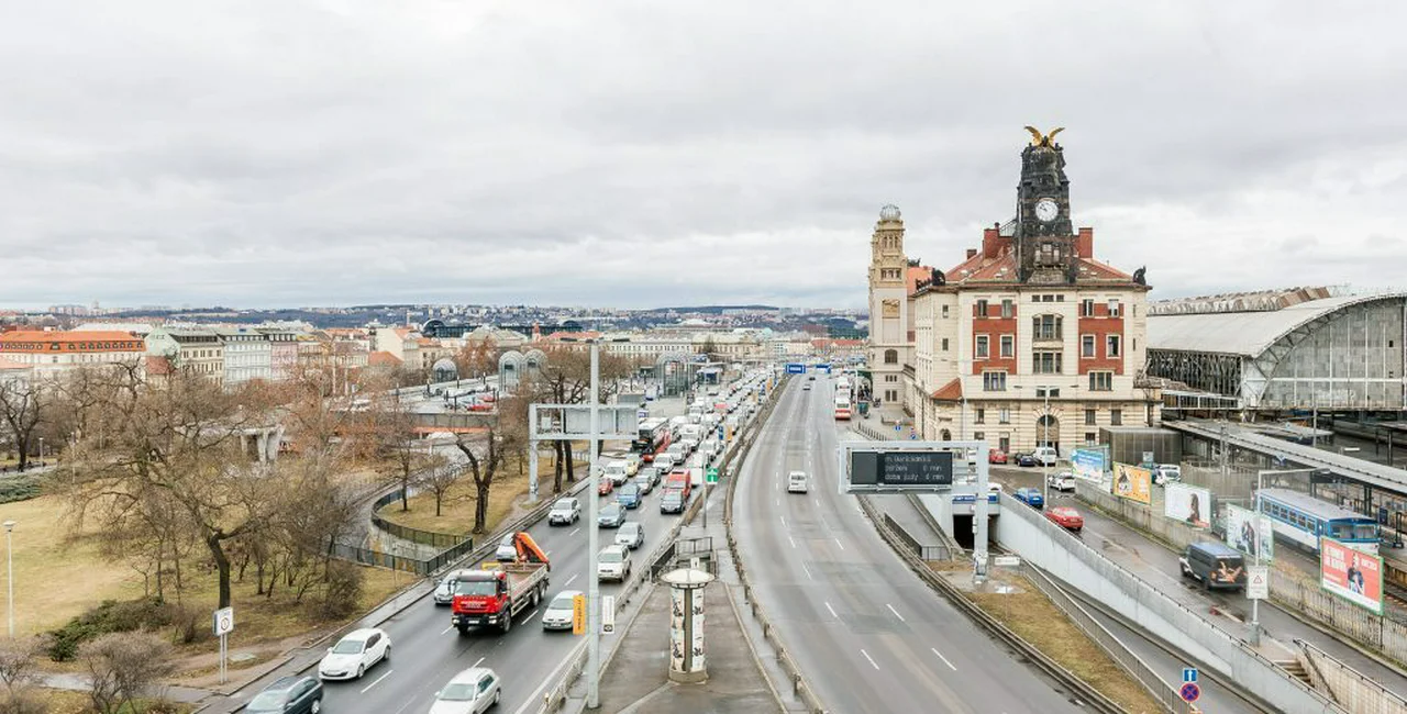 Highway at the main train station. Photo: IPR Praha