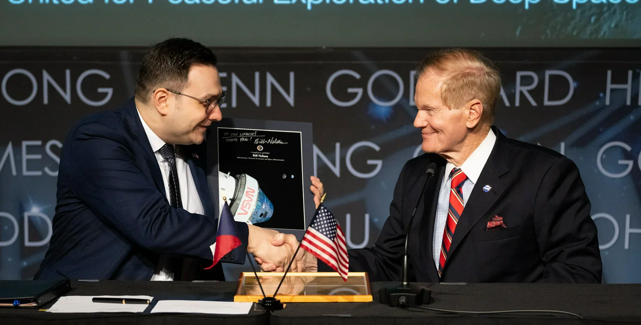 NASA Administrator Bill Nelson presents Foreign Affairs Minister for the Czech Republic Jan Lipavský with a signed photograph of the Orion spacecraft against the Moon and Earth following the signing of the Artemis Accords on, Wednesday, May 3, 2023 (Photo: NASA).