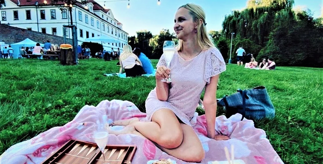 This weekend in Prague: Enjoy a prosecco and Vietnamese-food picnic in the park