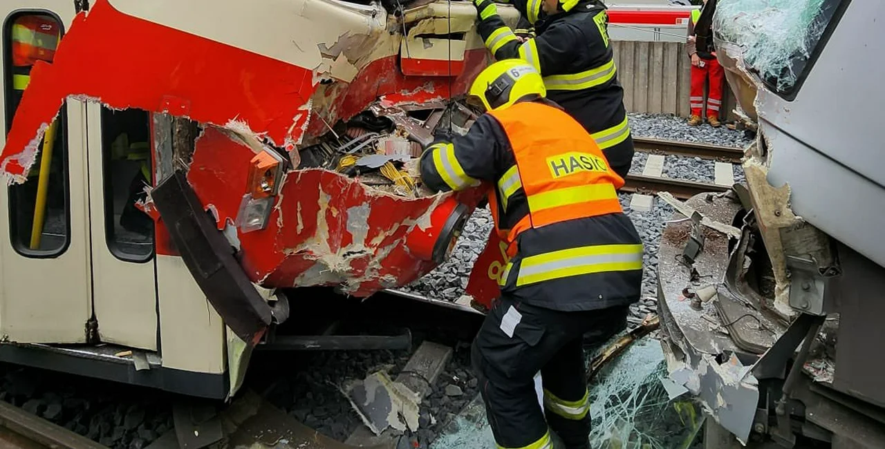 Rescue workers at the tram. Photo: Twitter, Hasiči Praha