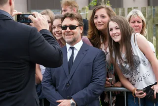 Russel Crowe posing with fans. Photo: Wikimedia commons, CCBY SA 3.0