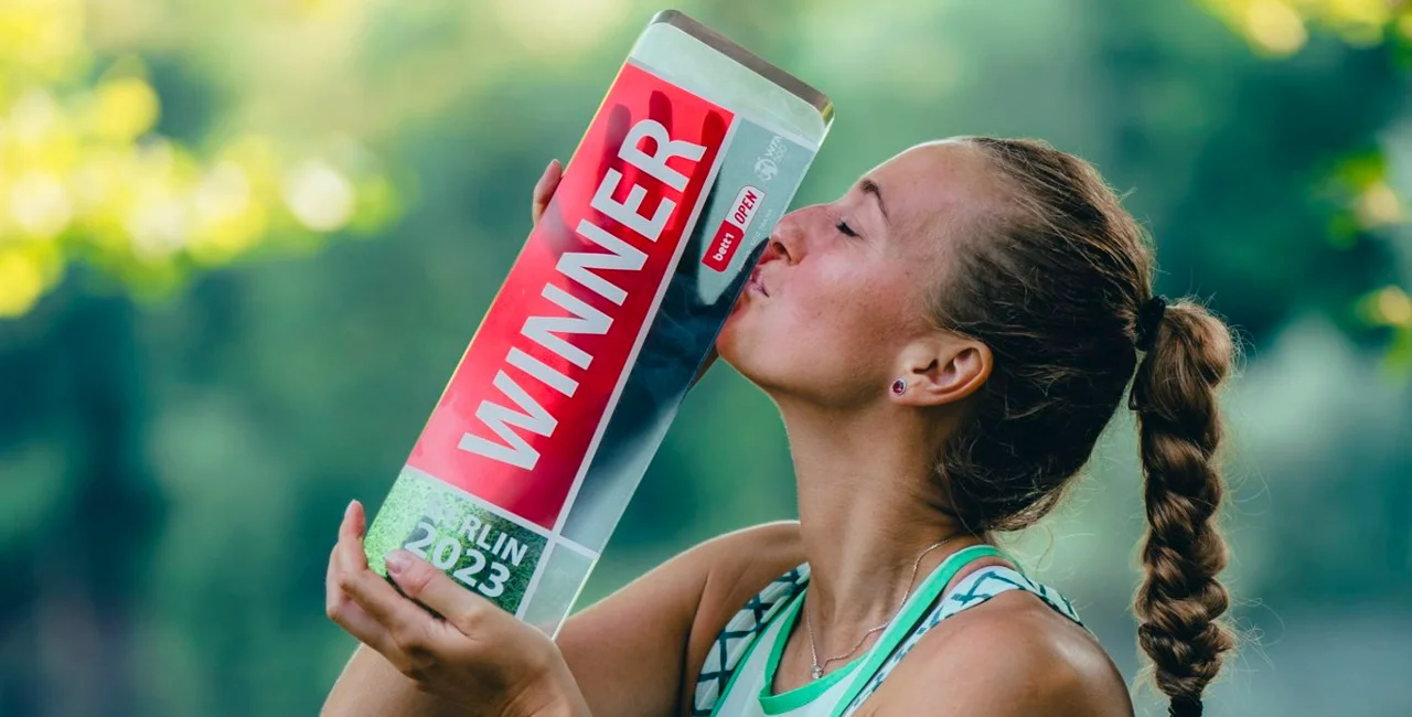 Kvitová hold her Berlin Open 2023 trophy. (Photo: Twitter/@wta)