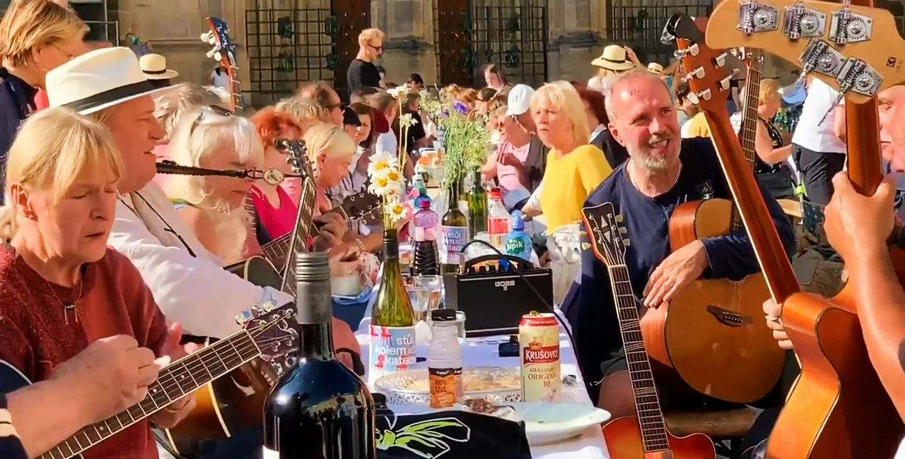 WATCH: Prague Castle dinner party takes place around a giant heart-shaped table