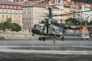 Paratroopers jump into the Vltava to mark the Czech Army’s 30th anniversary