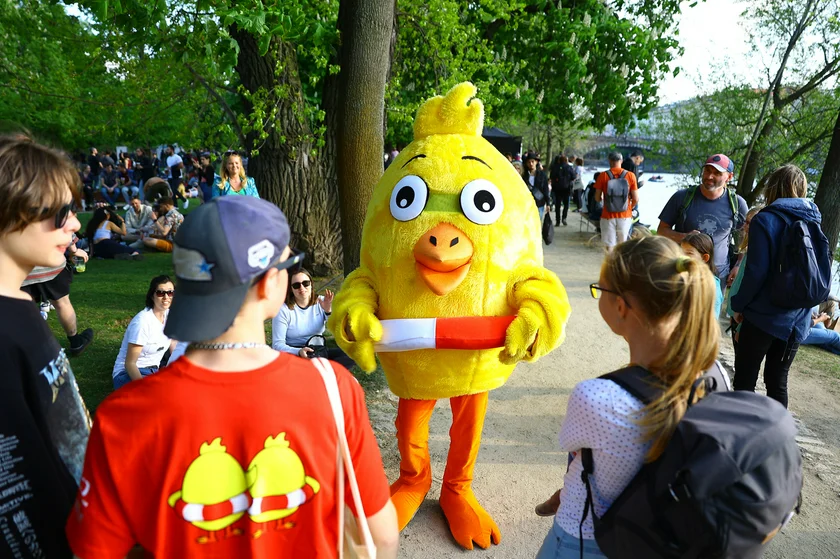 Kuře is the mascot of the Pomozte dětem charity project. Photo: Metronome Festival