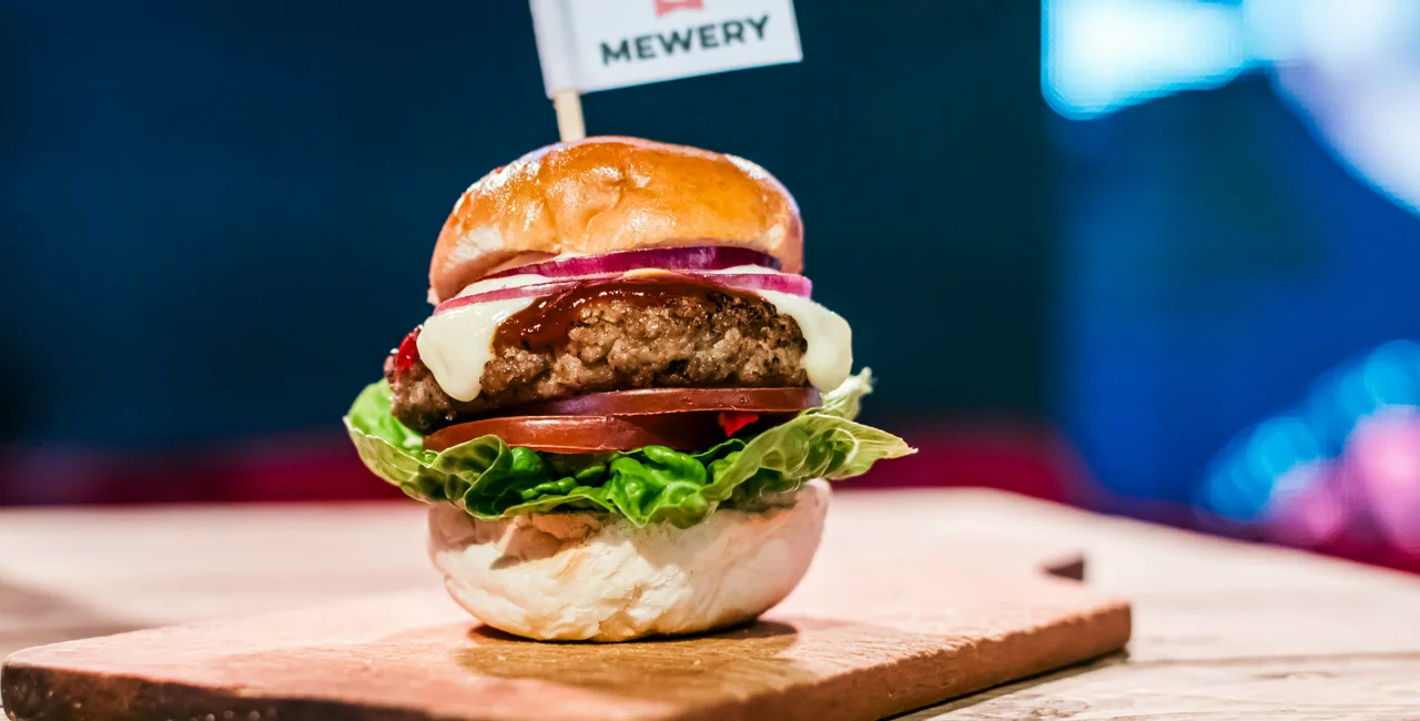Czech-made lab-grown pork burger / Photo via Mewery