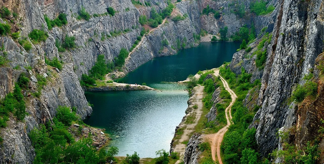 Photo of the Velká Amerika quarry via Wikimedia Commons/Miroslav Tomíšek