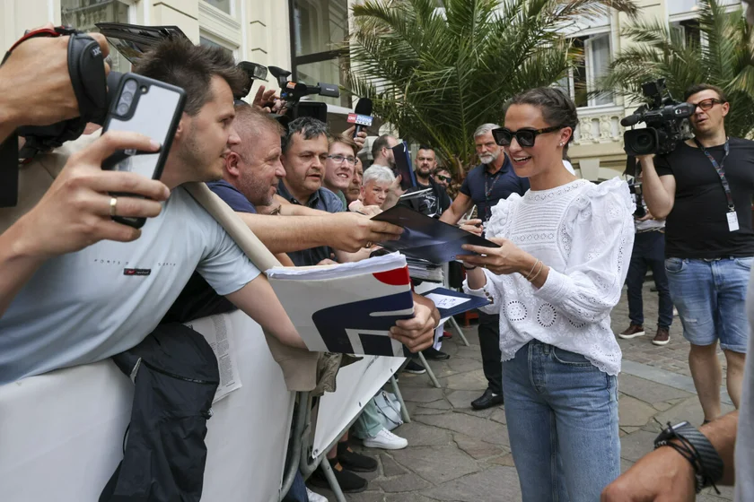 Alicia  Vikander signs autographs. Photo: KVIFF