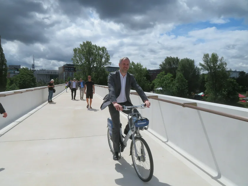 Deputy Mayor Zdeněk Hřib rides a bike across the footbridge. Photo: Raymond Johnston