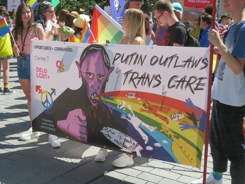An anti-Putin barrier (Photo: Raymond Johnston)