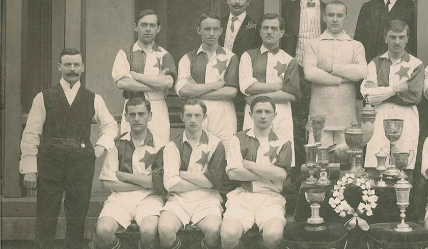 Johnny Madden with his team. Notice that the style of the kit (half red and half white) remains today. (Image: slavia.cz)