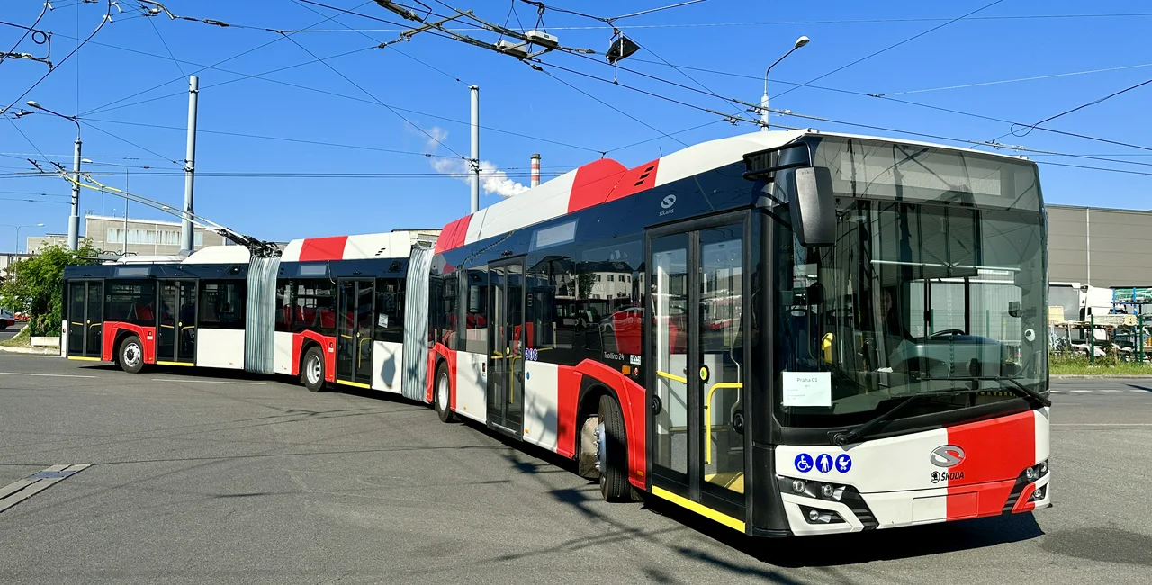 Prague to launch a giant 25-meter long trolleybus on its airport line