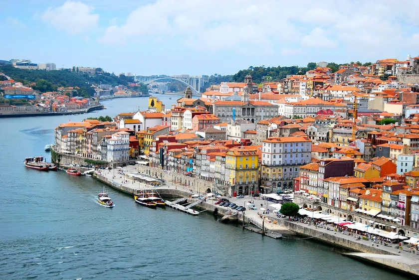 View of Porto, via Wikimedia Commons/Rititaneves.