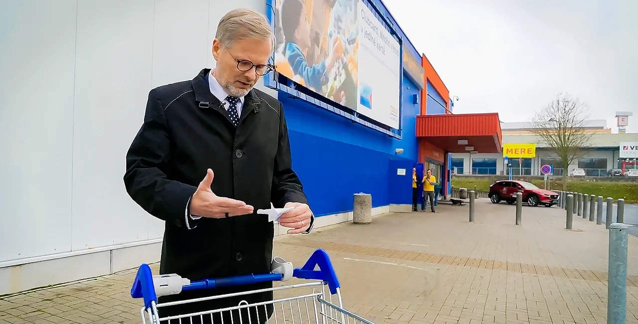 VIDEO: Czech PM goes shopping in Bavaria, finds that German groceries are cheaper