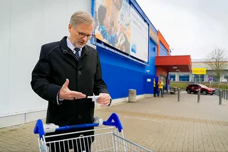 VIDEO: Czech PM goes shopping in Bavaria, finds that German groceries are cheaper