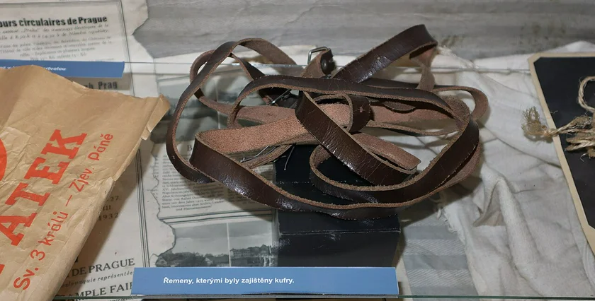 Straps used to secure the suitcases (Photo: Wikimedia Commons)
