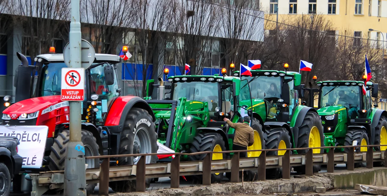 IN PICTURES: Hundreds of farmers with tractors flood Prague center
