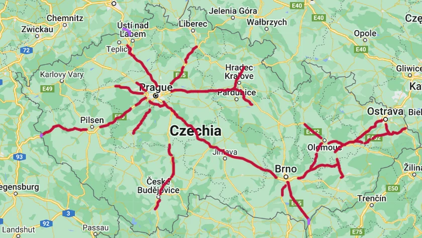 A map of the highways (in red) that require a highway pass. (Source: edalnice.cz)