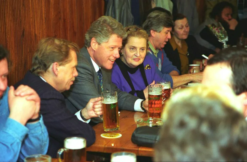 Clinton in 1994 at U Zlatého Tygra pub in Prague