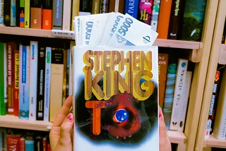 Bookstore employee returns CZK 130,000 hidden in a horror novel