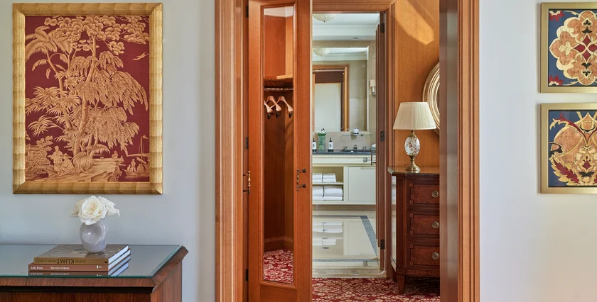 FOUR SEASONS HOTEL PRAHA Royal Suite bathroom view incl closet 09-2025