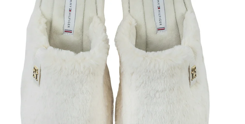 FAOC 11-2025 BEZ Pantofle Tommy Hilfiger, Fashion Arena Prague Outlet, původní cena 1 299 Kč, outletová cena 909 Kč