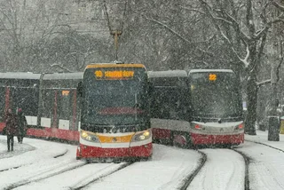 PHOTOS: Snow blankets Prague streets as public transport faces delays